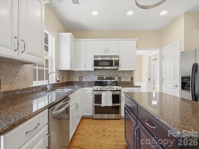 6747 Fieldstone Manor Drive, Matthews, NC 28105