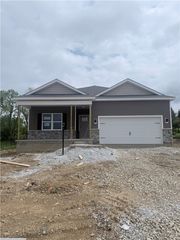 104 Olivia Dr, New Stanton, PA 15639