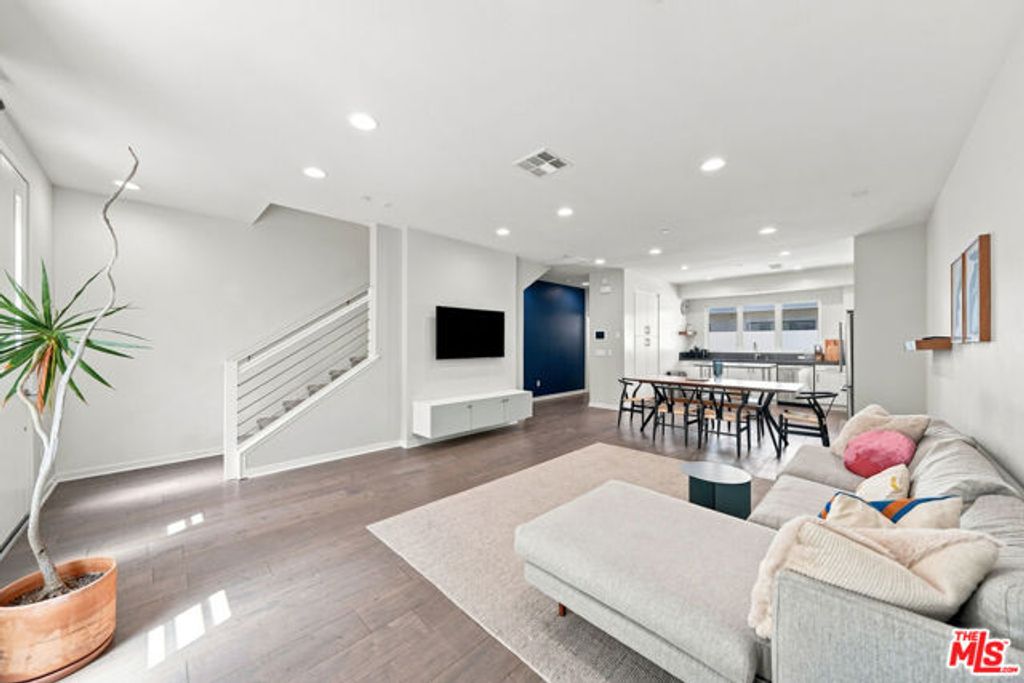 2928 Rowena Avenue 3, Los Angeles, CA 90039