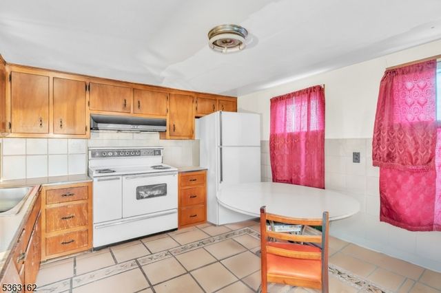 592 W Grand Ave, Rahway City, NJ 07065
