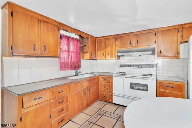592 W Grand Ave, Rahway City, NJ 07065