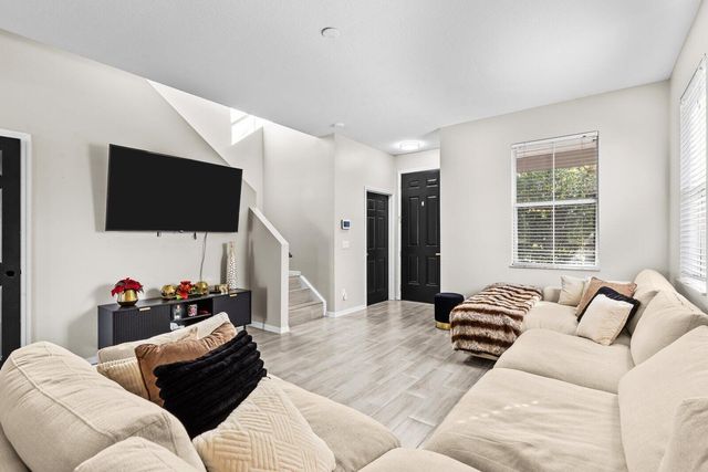 6909 NW Kowal Court, Port St Lucie, FL 34986