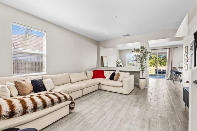 6909 NW Kowal Court, Port St Lucie, FL 34986