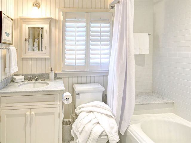 1 Field Club Dr, Edgartown, MA 02539