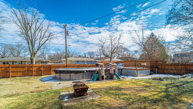 1633 Kuhn Drive, Schererville, IN 46375