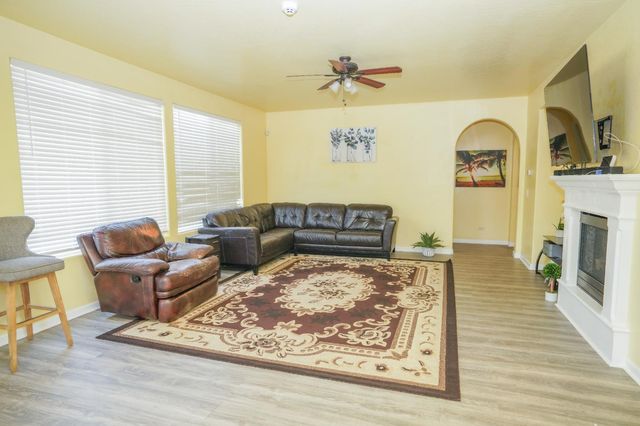 1976 N Belvedere Avenue, Fresno, CA 93722