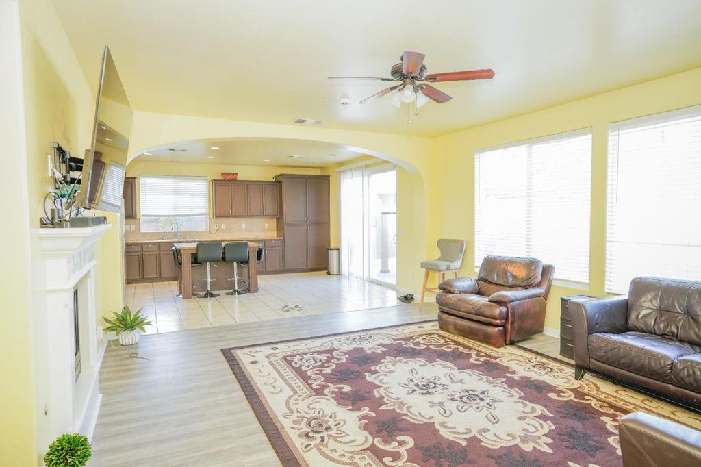 Image 10 of property listing at 1976 N Belvedere Avenue, Fresno, CA 93722