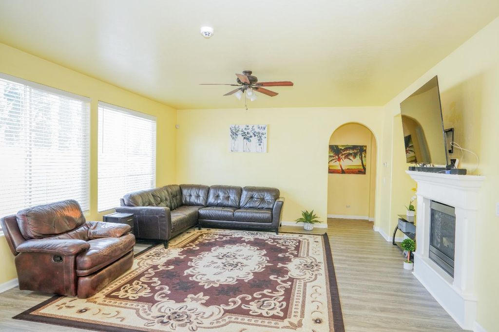 Image 11 of property listing at 1976 N Belvedere Avenue, Fresno, CA 93722