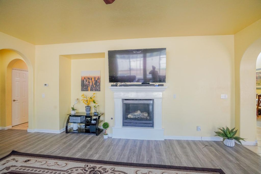 Image 3 of property listing at 1976 N Belvedere Avenue, Fresno, CA 93722