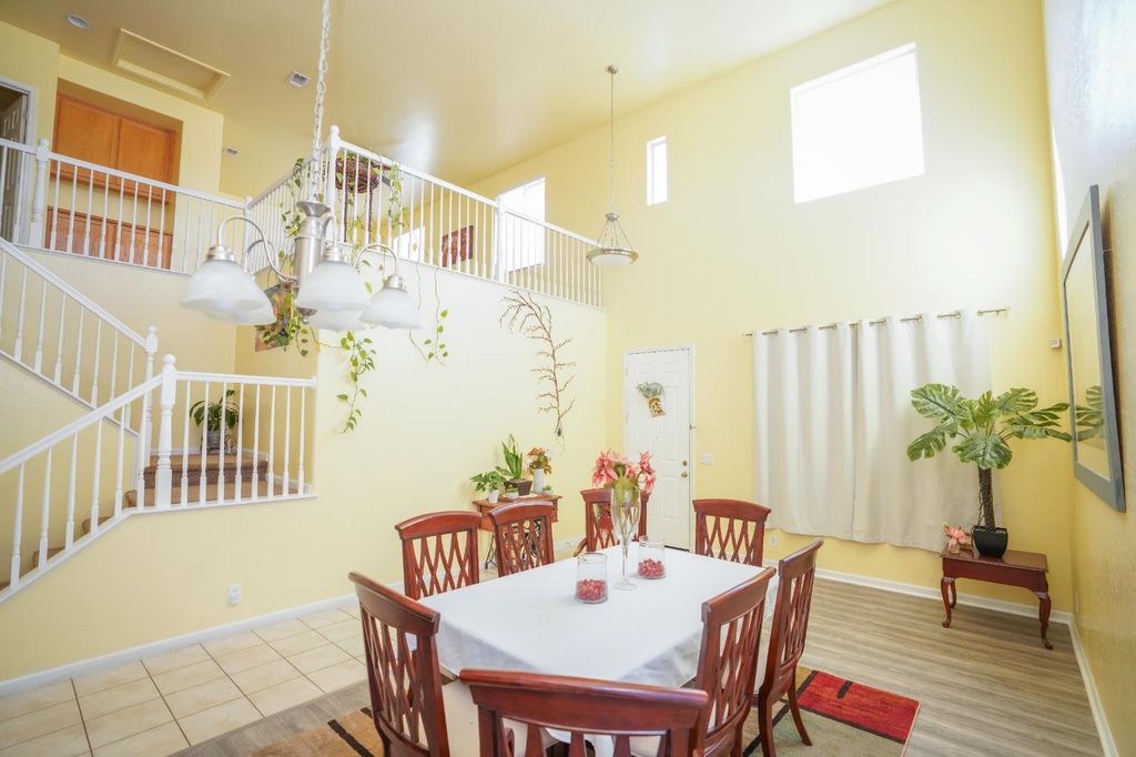 Image 6 of property listing at 1976 N Belvedere Avenue, Fresno, CA 93722