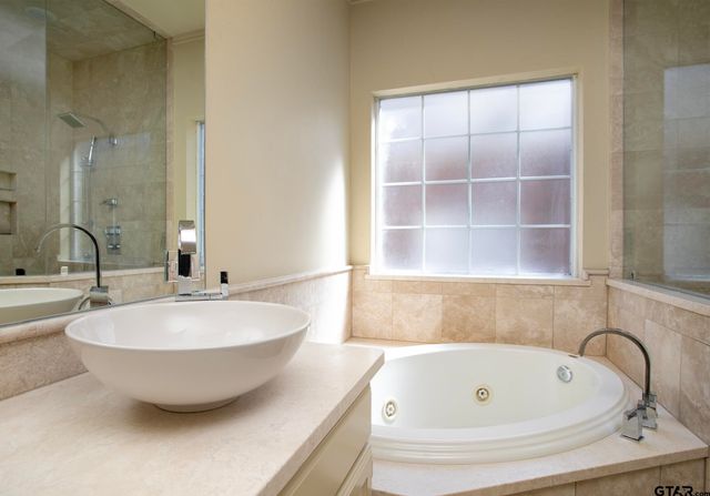 1418 Hollytree Place, Tyler, TX 75703