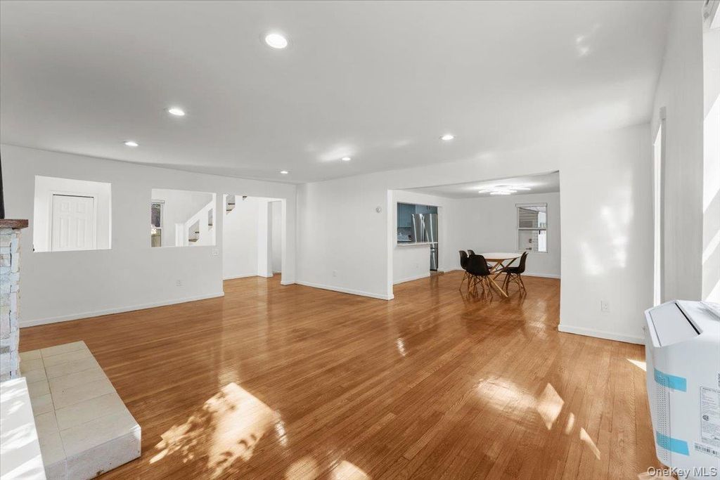 19 Gilchrest Road, Great Neck, NY 11021 — photo 5