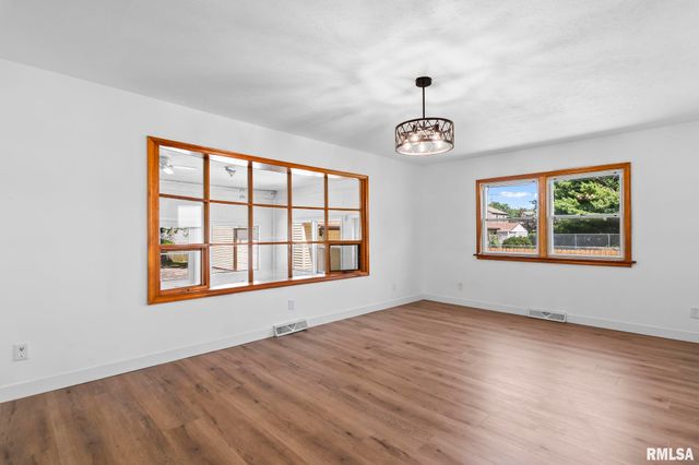 2413 E North Grand Avenue, Springfield, IL 62702