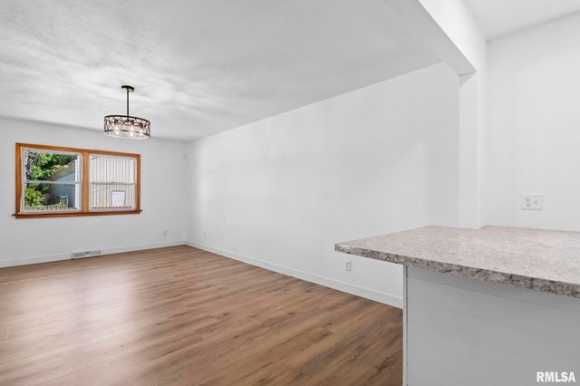 2413 E North Grand Avenue, Springfield, IL 62702