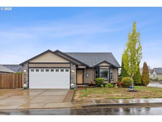 723 N 7TH St, Carlton, OR 97111