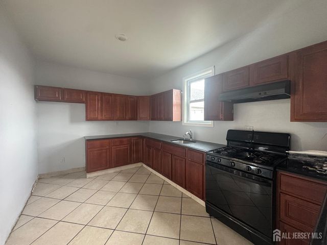 556 Roosevelt Avenue 1, Carteret, NJ 07008
