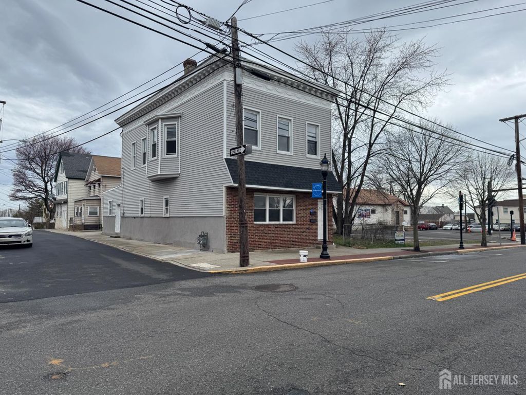 556 Roosevelt Avenue 1, Carteret, NJ 07008