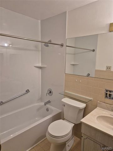 9663 Yorkshire Estates Drive, Crestwood, MO 63126