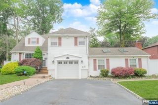 122 E Village Circle, Paramus, NJ 07652