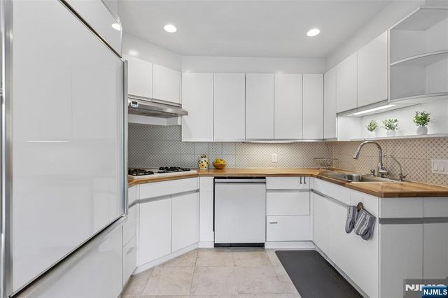 251 Brookmere Court, Ridgewood, NJ 07450