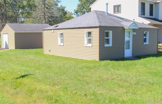 2615 Watkins Lake Road, Waterford Charter Township, MI 48328