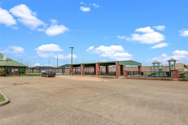 3302 S Bending Oaks Lane, Pearland, TX 77584