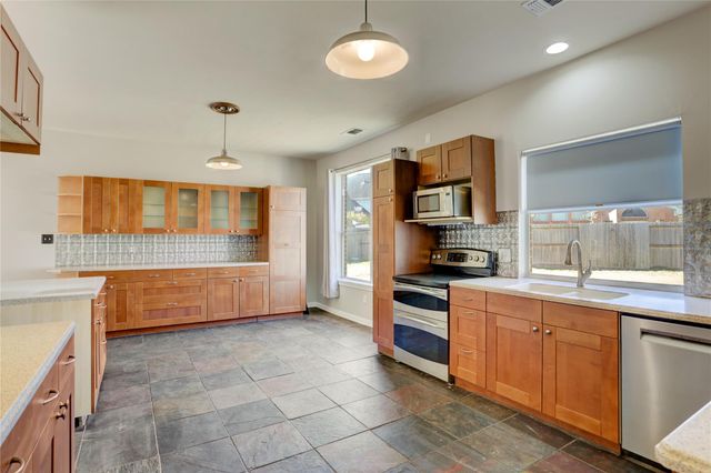 3302 S Bending Oaks Lane, Pearland, TX 77584