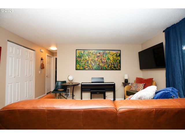 16837 Se POWELL Blvd, Portland, OR 97236