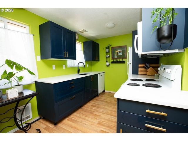 16837 Se POWELL Blvd, Portland, OR 97236