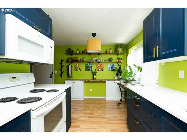 16837 Se POWELL Blvd, Portland, OR 97236