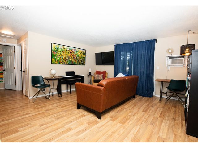 16837 Se POWELL Blvd, Portland, OR 97236
