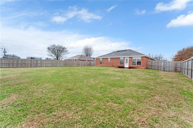200 Sun Meadow Drive, Centerton, AR 72719