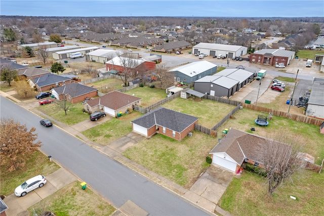 200 Sun Meadow Drive, Centerton, AR 72719