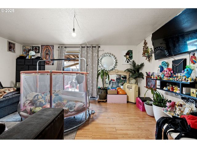 1194 R St, Springfield, OR 97477