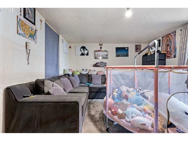 1194 R St, Springfield, OR 97477