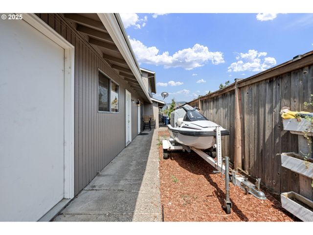 1194 R St, Springfield, OR 97477