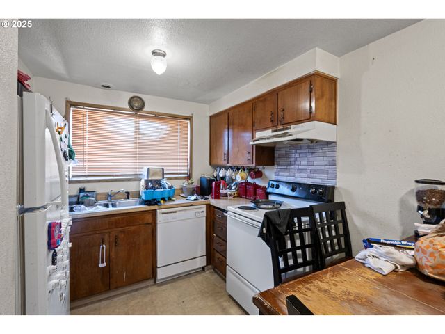 1194 R St, Springfield, OR 97477