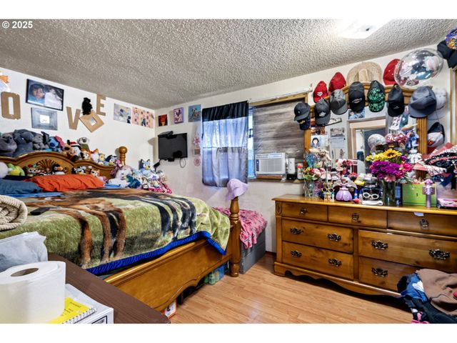 1194 R St, Springfield, OR 97477