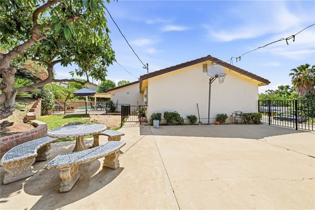 6691 Orangewood, Highland, CA 92346