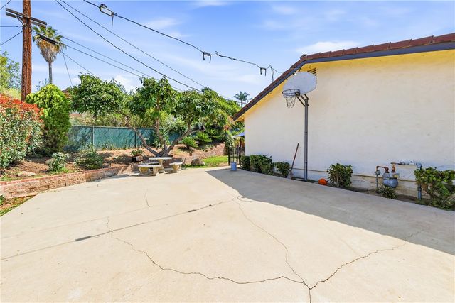 6691 Orangewood, Highland, CA 92346