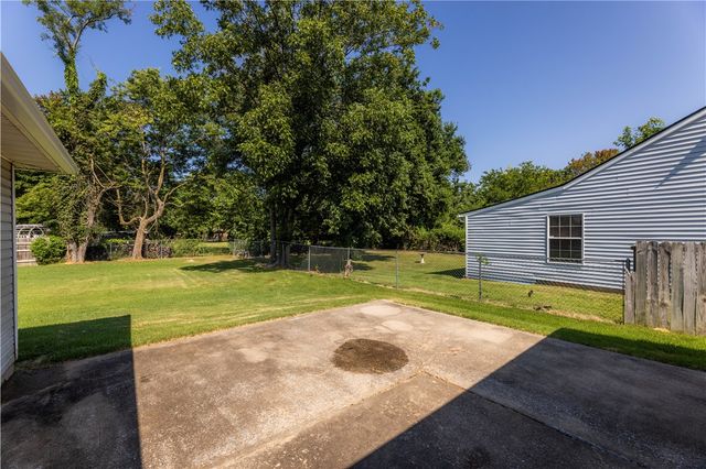 2156 Wood Tree Court, Siloam Springs, AR 72761