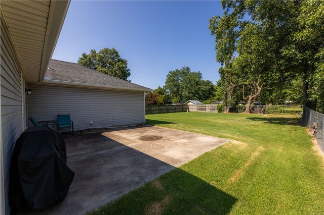 2156 Wood Tree Court, Siloam Springs, AR 72761
