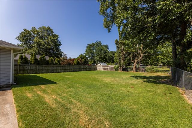 2156 Wood Tree Court, Siloam Springs, AR 72761
