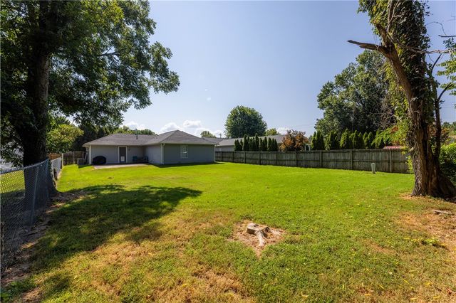 2156 Wood Tree Court, Siloam Springs, AR 72761