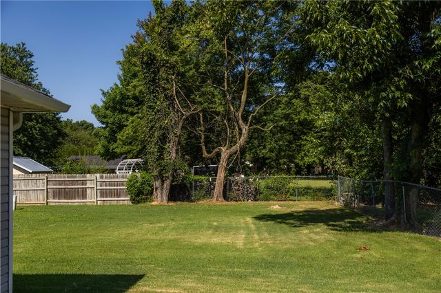 2156 Wood Tree Court, Siloam Springs, AR 72761