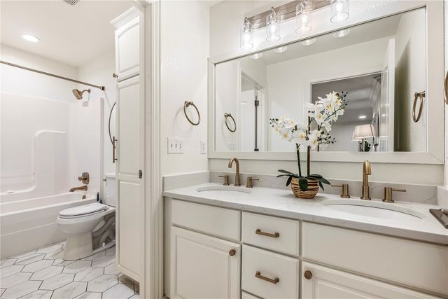 6504 W Hearth Stone Drive, Rogers, AR 72758