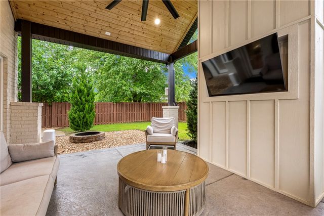 6504 W Hearth Stone Drive, Rogers, AR 72758
