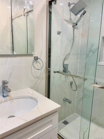 15-42 Utopia Parkways, Whitestone, NY 11357