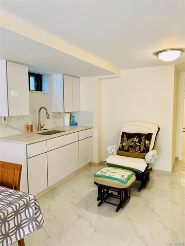 15-42 Utopia Parkways, Whitestone, NY 11357