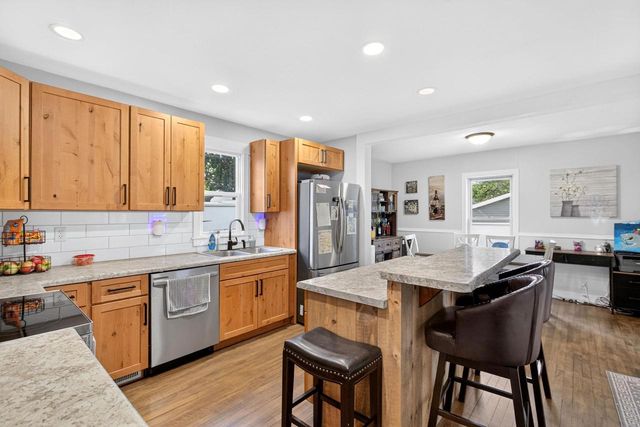 822 W 11TH AVENUE, Oshkosh, WI 54902